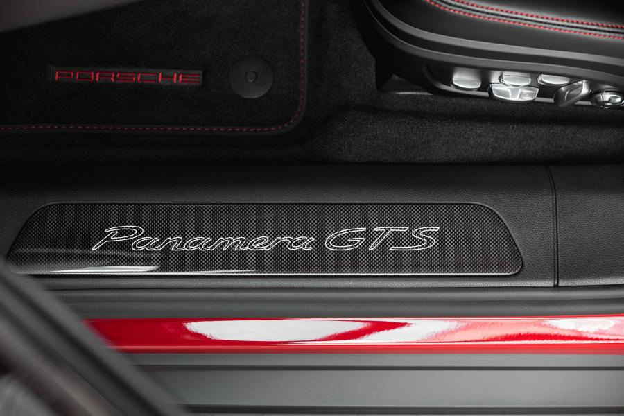 Детали интерьера Porsche Panamera GTS (971) 2018 года  (WW) (фото 4 из 42)
